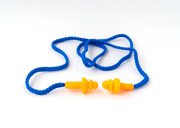 Затычка для ушей на белом фоне.