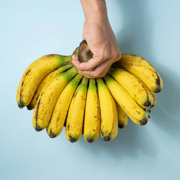Ένας Άντρας Κρατάει Ένα Μάτσο Μπανάνες — Φωτογραφία Αρχείου