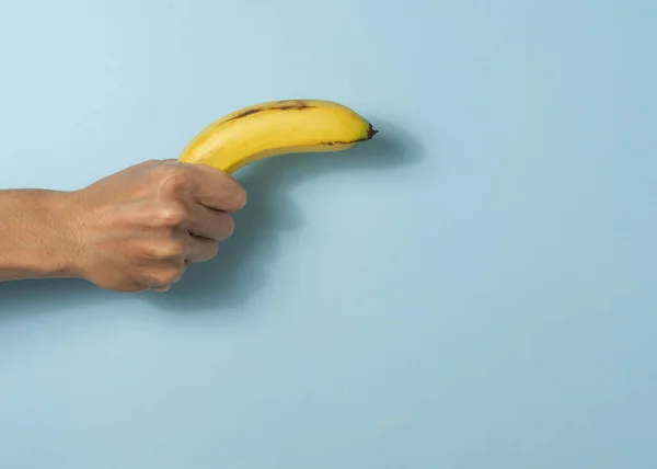 Χέρι Ένας Άνθρωπος Κρατά Μπανάνα Ένα Χώρο Αντίγραφο — Φωτογραφία Αρχείου