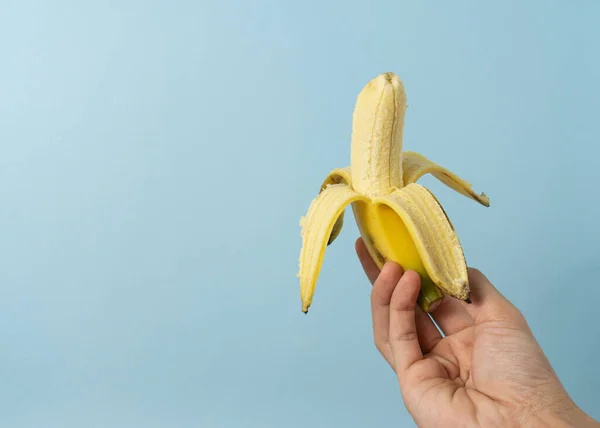 Ręka Człowieka Trzyma Banana Przestrzenią Kopiowania — Zdjęcie stockowe