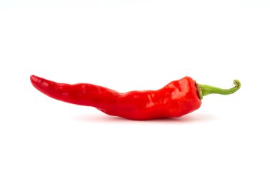 Kırmızı kırmızı biber beyaz arkaplanda izole edilmiş..