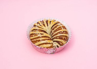 Açık pembe arkaplanda ekmek.