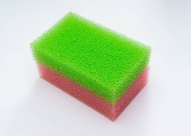 Beyaz arkaplanda yeşil ve kırmızı sünger izole edildi.