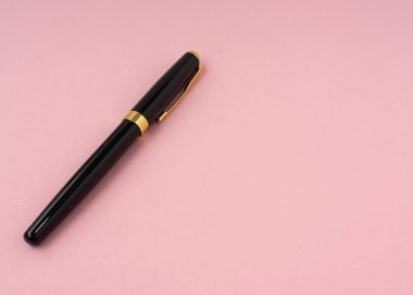 Açık pembe arkaplanda kopyalama alanı olan tek siyah kalem.