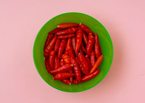 Frisches Chili Und Reifes Rotes Scharfes Chili Einem Plastikbehälter — Stockfoto