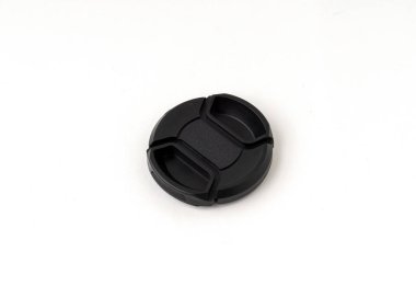 Kamera merceği kapağı beyaz arkaplanda izole edildi.