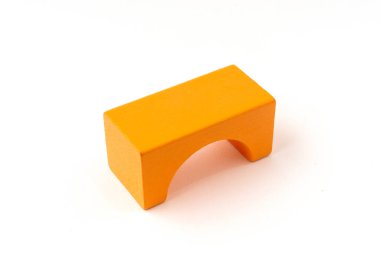 Beyaz arkaplanda izole edilmiş çok renkli oyuncak tahta bloklar.