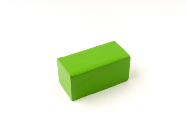 Beyaz arkaplanda izole edilmiş çok renkli oyuncak tahta bloklar.