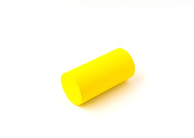 Beyaz arkaplanda izole edilmiş çok renkli oyuncak tahta bloklar.