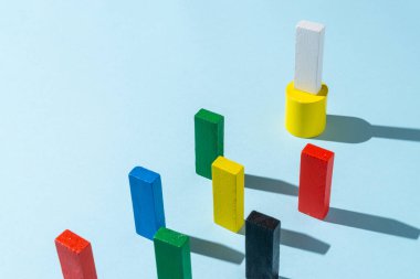 Renkli ahşap bloktan yapılan salgın Covid-19 sırasında yaratıcı konsept araç kutusu konuşması veya toplantı.