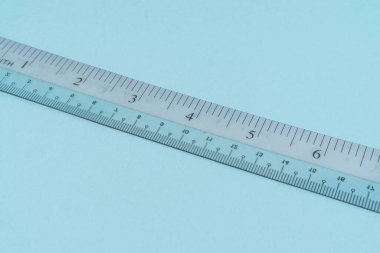 Açık mavi arkaplanda plastik cetvel.