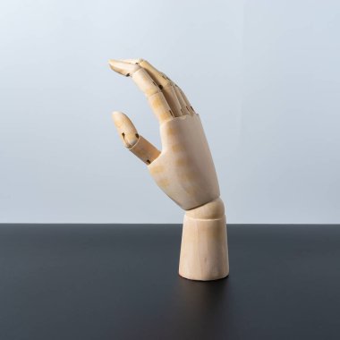 Siyah beyaz arka planda ahşap el modeli gösterisi