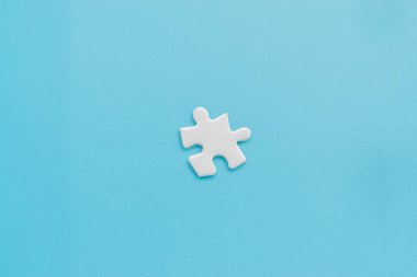 Açık mavi arkaplanda tek yapboz