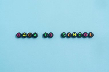 Açık mavi arkaplan üzerine Okula Dönüş metni