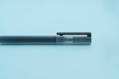 Açık mavi arkaplanda bir kalem