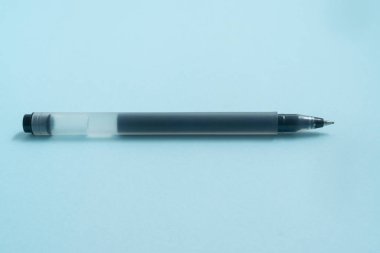 Açık mavi arkaplanda bir kalem