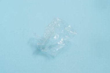 Açık mavi arkaplanda plastik