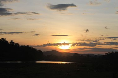 Güneş sahilden doğuyor.