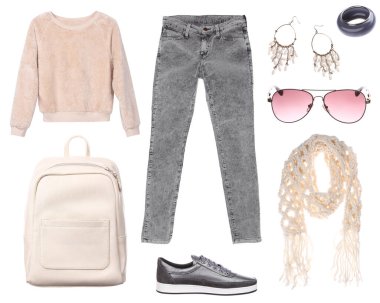 Sıradan bir kadın kıyafeti. Kot pantolon, deri sırt çantası, spor ayakkabı, beyaz arka planda izole edilmiş kazak. Üst Manzara. Kıyafet moda seti