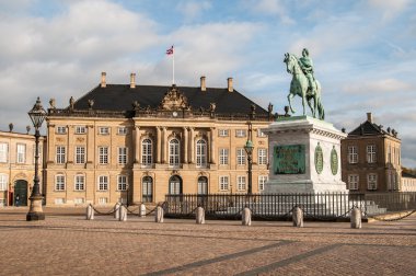 Frederick V heykel ve Brockdorff'ın Sarayı Danimarka