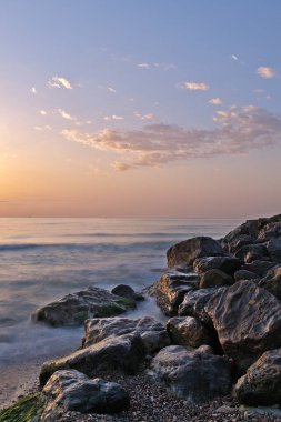 Dalgalar sahile vuruyor. 