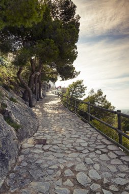 Akdeniz yanındaki dağlarda asfalt yol