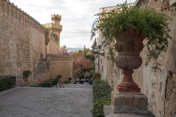 Deur in het kasteel van Bellver. Mallorca — Stockfoto