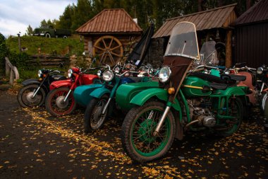 Eski model sepetli eski bir motosiklet