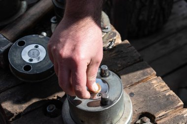 Kabartma ekipmanına bozuk para