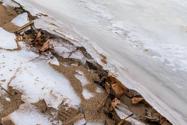 Zmrzlý Břeh Řeky Zimní Pozadí Detailní Záběr — Stock fotografie