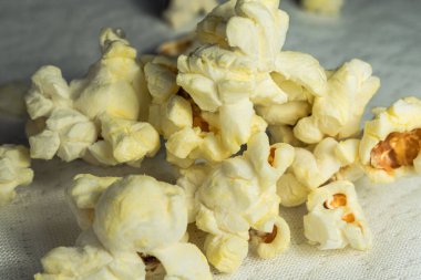 Beyaz arka planda shot bardağında patlamış mısır.