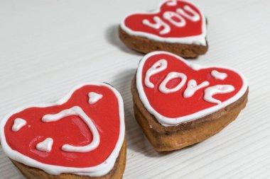 Beyaz arka planda elle boyanmış zencefilli kurabiye. Şekerlemeci.