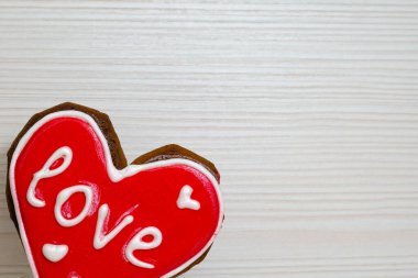 Soldaki hafif arka planda zencefilli kurabiye boyadım. Yakın plan..