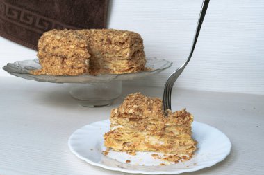 Çatal bir dilim Napolyon pastasını deliyor.