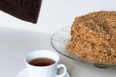 Napolyon keki ve arka planda bir fincan çay. Bir yazıt için yer