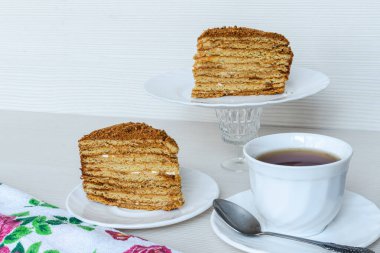 İki parça ballı kek ve bir fincan çay ile tatlı kaşığı.