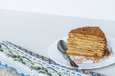 Tatlı kaşığıyla arka planda yakın plan keki. Bir yazıt için yer