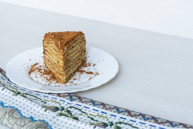 Beyaz tabakta bir dilim ballı kek. Bir yazıt için yer