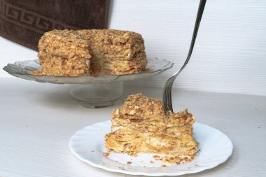 Bir çatal lezzetli bir Napolyon pastasını deliyor.