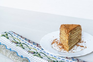 Beyaz bir tabağa yakın plan, hafif bir sırtüstü.