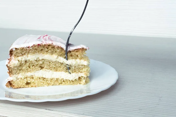 フォークはバニラビスケットとバタークリームケーキの一部をピアス — ストック写真