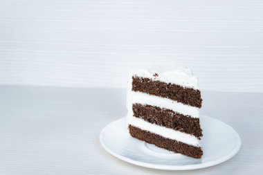 Sağ tarafta tereyağlı çikolatalı kek var..