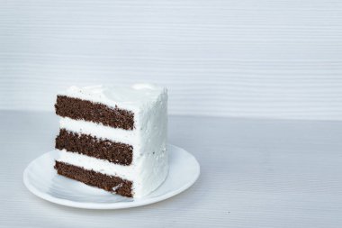 Tereyağlı çikolatalı kek sol tarafta..