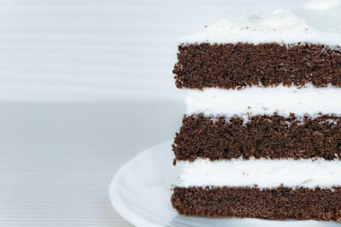 Tereyağlı çikolatalı kek sağda yer almaktadır. Yakın plan..