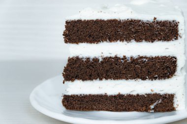 Tereyağlı çikolatalı kek sağda yer almaktadır. Yakın plan..