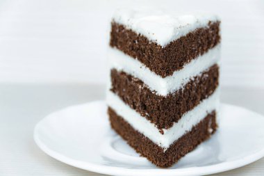 Sağ tarafta tereyağlı çikolatalı kek dilimi var. Yakın plan..