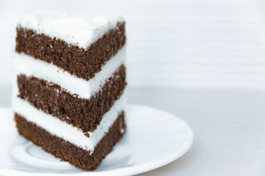 Tereyağı kremalı çikolatalı kek dilimi solda yer almaktadır. Yakın plan..