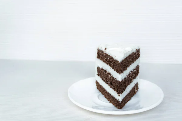 크림이 초콜릿 스펀지 케이크는 오른쪽에 위치해 — 스톡 사진