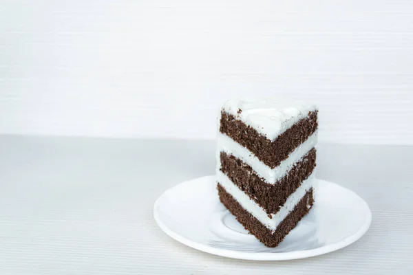 Pastel Esponja Chocolate Con Crema Mantequilla Encuentra Derecha Fondo Blanco —  Fotos de Stock