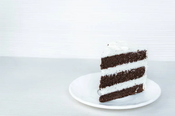 Una Rebanada Bizcocho Chocolate Con Crema Mantequilla Encuentra Derecha Fondo —  Fotos de Stock